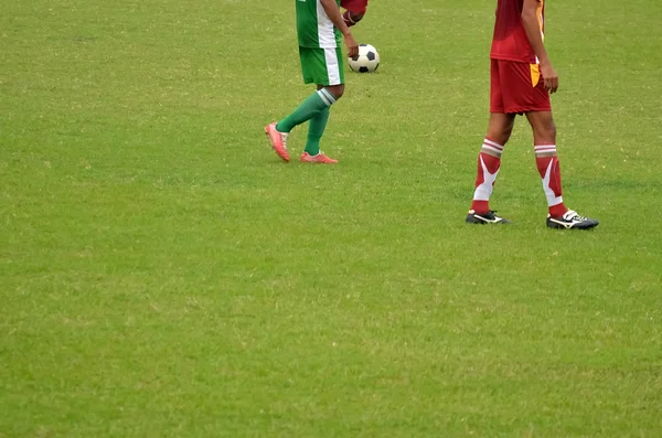 Garçons jouant au football — Photo