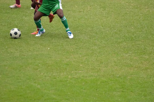 Pojkar spelar fotboll — Stockfoto