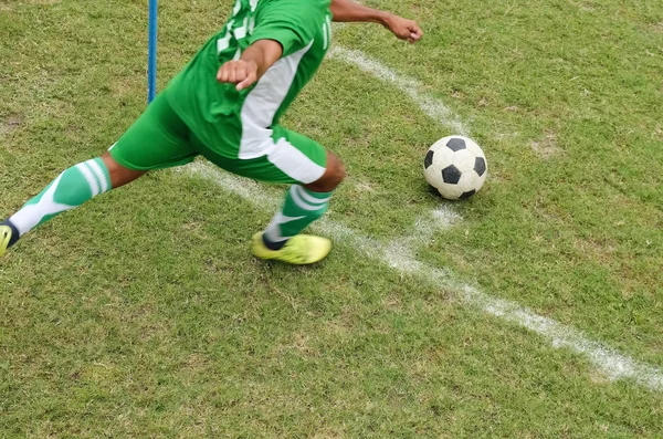 Goleiro de futebol captura uma bola — Fotografia de Stock