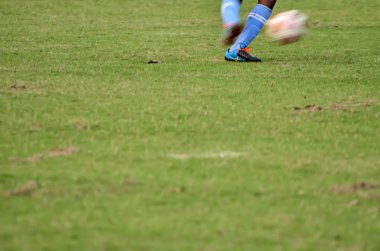Çocuk futbol oynuyor.
