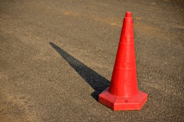 Öğlen yolda tek bir trafik konisi var.