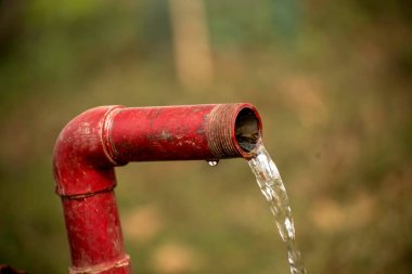 Su israfı. Çelik bir borudan taze su akıyor..