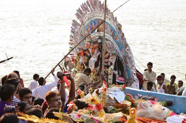 Kalküta, Hindistan. 24 Eylül 2012. Durga idolü 4 gün süren Durga Puja Festivali 'nden sonra Bengali halkından nehre atıldı.