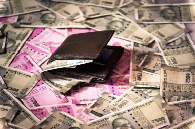 Hindistan banknotlarının arka planında 500 kağıt para bulunan cüzdan.  