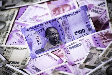 Hint kağıt para biriminde Hint 500 rupisi olan cüzdanı kapat.