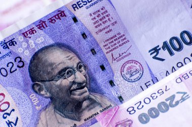 Hint kağıt para biriminde Hint 500 rupisi olan cüzdanı kapat.