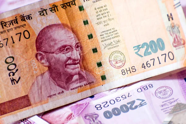 Zbliżenie Portfela Indyjskim Pięciuset Rupii Tle Indyjskiej Waluty Papieru — Zdjęcie stockowe