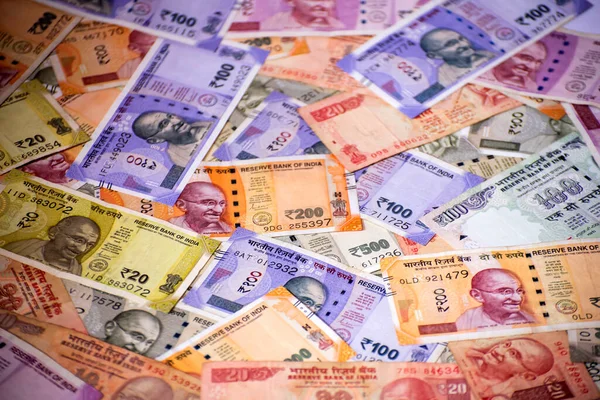 Arka plan olarak çeşitli Hint Kağıt Para Birimleri (Rupi). Hindistan banknotları