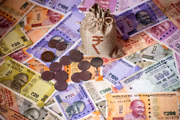 新しいインドの通貨銀行券フラットレイアウトコインとお金バッグ テーブルの上の現金富のトップビュー — ストック写真