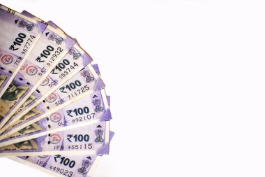 Hindistan 100 rupi banknot beyaz arka planda izole