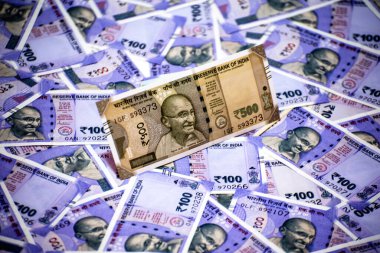 Hindistan 'da 500 rupi Hindistan' da 100 'lük banknot..