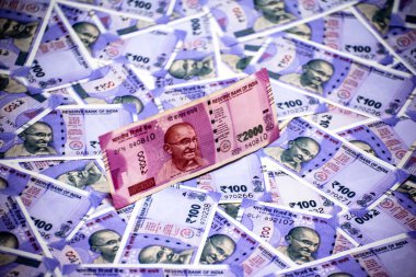 Hindistan 'da iki bin rupi. Arka planda yüz rupi..