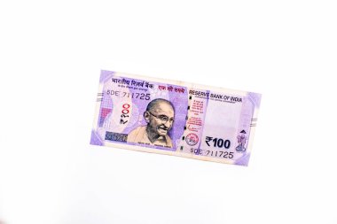 Hindistan 100 rupi banknot beyaz arka planda izole