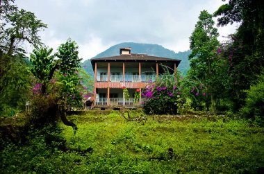 Buxa, Batı Bengal Hindistan, 4 Ocak 2013. Batı Bengal, Hindistan 'da Buxa' daki ahşap orman köşkü..