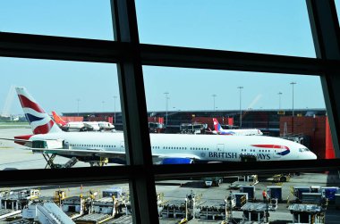Londra, Birleşik Krallık - 07 Eylül 2015: British Airways uçak resmi Londra 'daki Hitro havaalanının penceresinden çekildi.