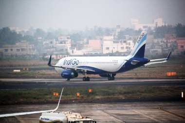 Patna, Hindistan - 15 Aralık 2014: Indigo 'nun uçağı havaalanı pistinde duruyor.