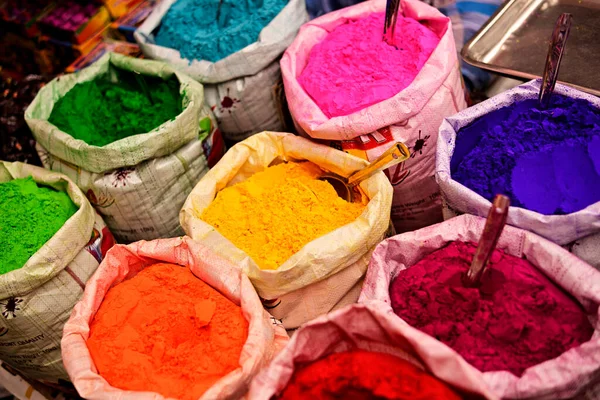 Exposition Poudre Colorée Dans Sac Vendre Lors Festival Traditionnel Indien Images De Stock Libres De Droits