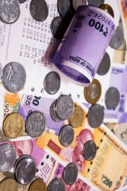 Hindistan 100 rupi banknot ve para ile bir mali fatura arka plan olarak.