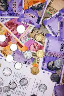 Hindistan 100 rupi banknot ve para ile bir mali fatura arka plan olarak.