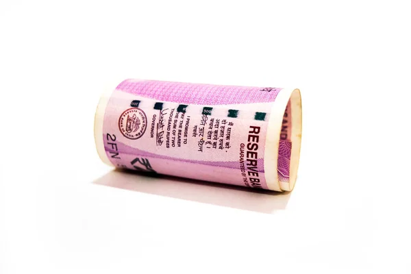 Индийский Две Тысячи Рупий Свернутые Банкноты Изолированы Белом Фоне — стоковое фото