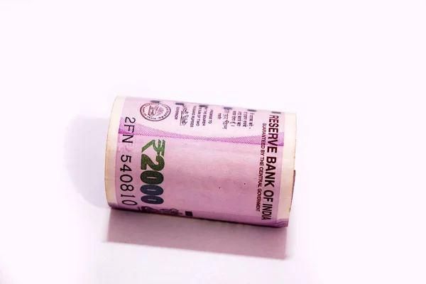 Indické Dva Tisíce Rupií Srolované Bankovky Izolované Bílém Pozadí — Stock fotografie