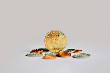 Kalküta, Hindistan - 18 Mart 2018: Bit madeni para ve gri arka planda izole edilmiş Amerikan parası.