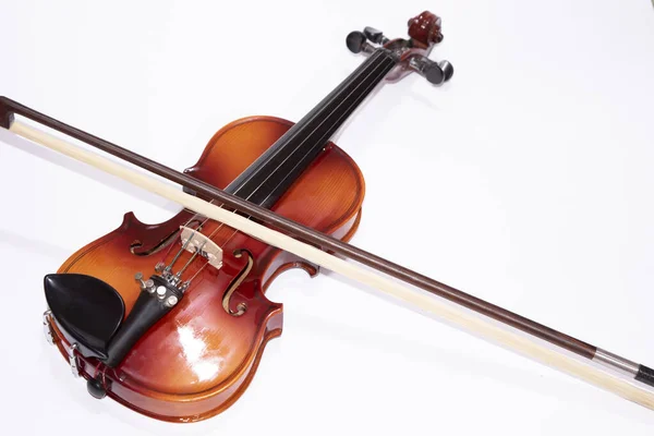 白い背景に分離されたバイオリンスティックとバイオリンのフロントビュー — ストック写真