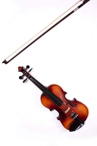 背景为白色的小提琴小提琴与小提琴木棍的前景 — 图库照片