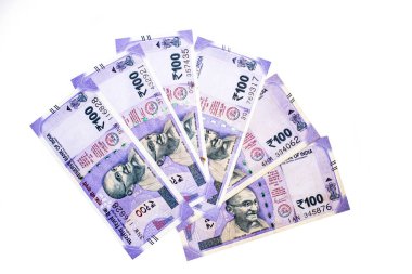 Hindistan 100 kağıt para birimi beyaz arka planda izole.