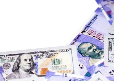 Amerikan dolarının ve Hint rupilerinin yakın çekimleri beyaz arka plana karşı kağıt para birimi.