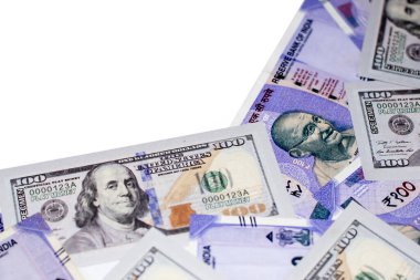 Amerikan dolarının ve Hint rupilerinin yakın çekimleri beyaz arka plana karşı kağıt para birimi.
