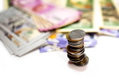 Hint rupileri parayla değiş tokuş eder. ABD doları ve Hint kağıt para birimi izole edilmiş beyaz arka planda bulanık.