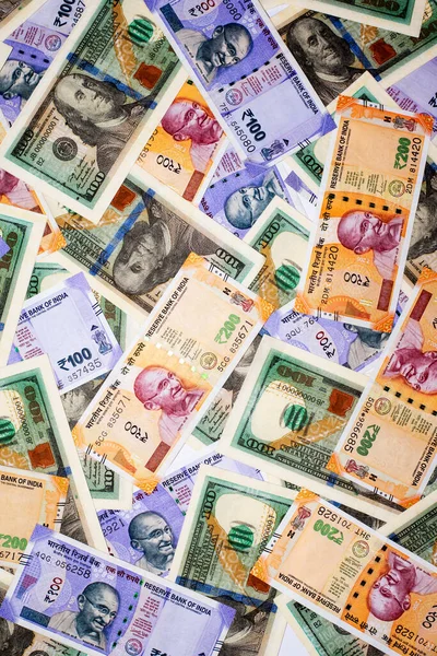 アメリカの100ドル札とインドの紙幣を背景に — ストック写真