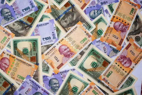 100 dolarlık Amerikan banknotları ve Hint banknotları..