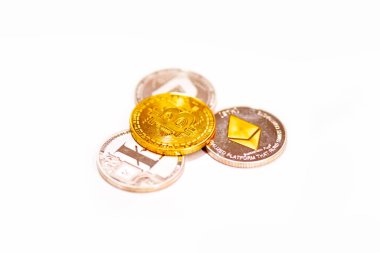 Kolkata, Hindistan - 26 Eylül 2021: Bitli bozuk para ve Ethereum 'un beyaz arka planda izole edilmiş anısına yakın çekim.