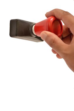 Lastik damgası beyaz arka plan üzerinde izole tutan eller