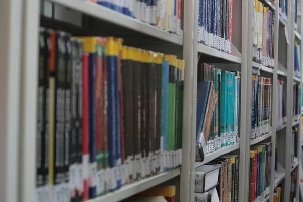 Estantería en una biblioteca — Foto de Stock