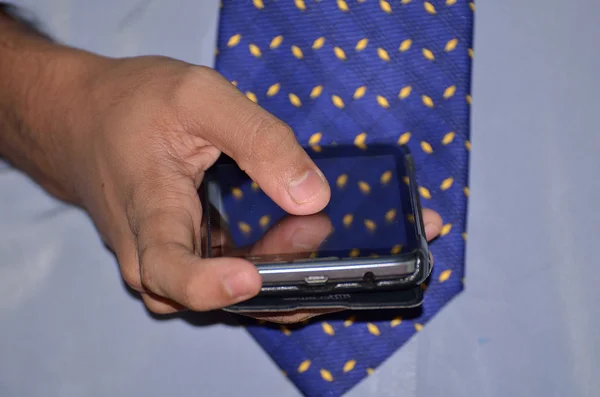 Menselijke hand op mobiele met formele kleding te drukken — Stockfoto