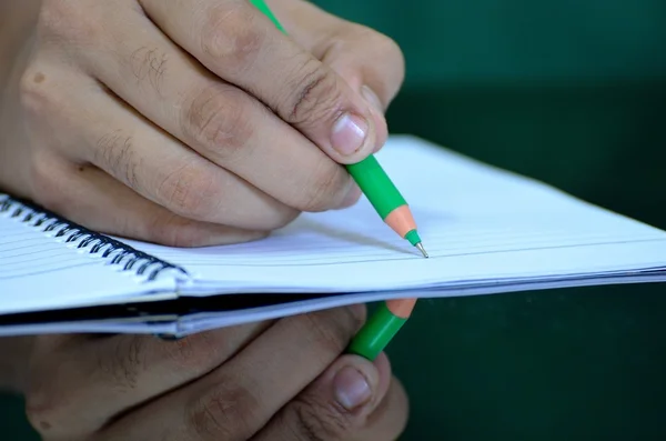 Ludzką ręką pisanie w notatniku — Zdjęcie stockowe