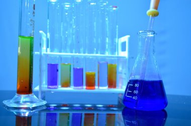 Bir laboratuarda yerler komik çalgısı.