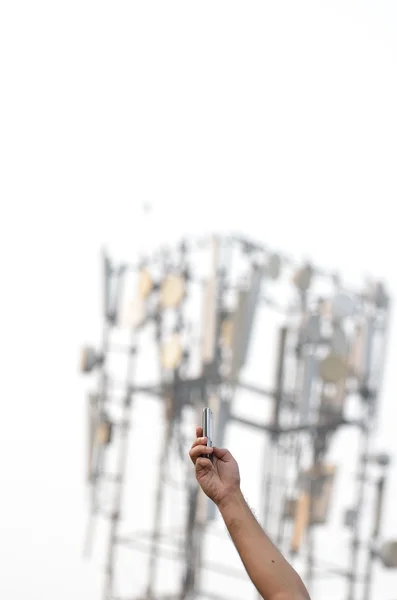 Mão Segurando Telefone Celular Lado Uma Torre Comunicação — Fotografia de Stock