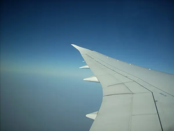Крыло самолета — стоковое фото