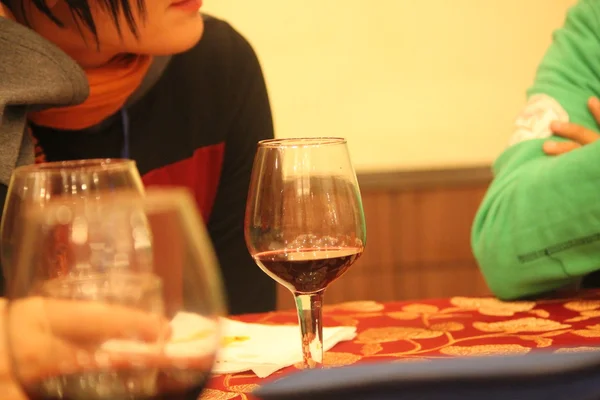 Homens discutem com copo de vinho — Fotografia de Stock