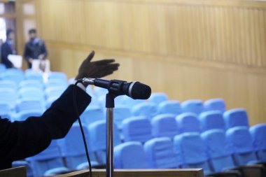 Mikrofon bir konferansta.