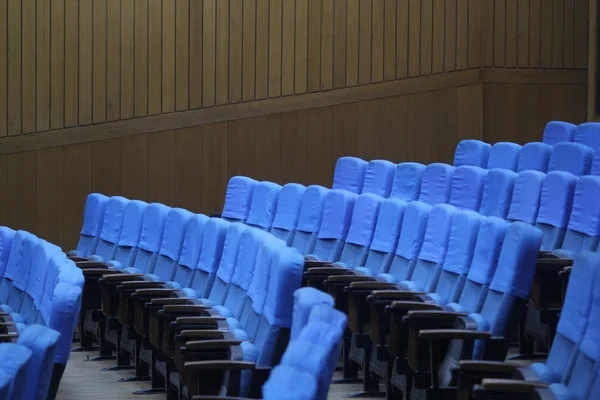 Пустые театральные стулья — стоковое фото