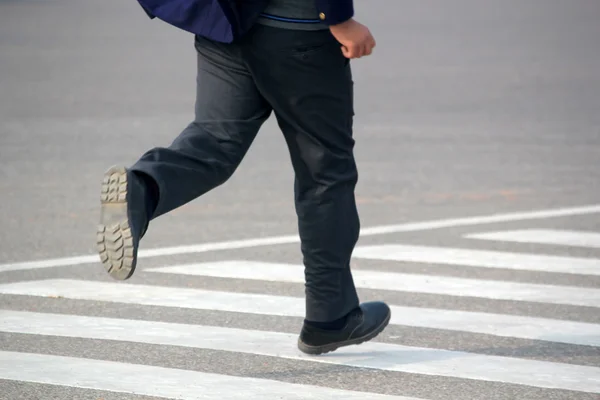 Crossing road — Stock Photo, Image