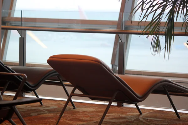 Krzesło spanie na lotnisku. — Zdjęcie stockowe