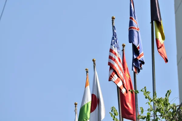 As bandeiras estão voando no céu . — Fotografia de Stock