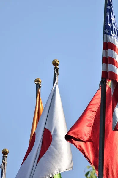 Banderas en el cielo . — Foto de Stock