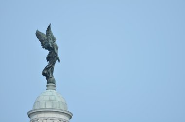 Bir binanın tepesi..